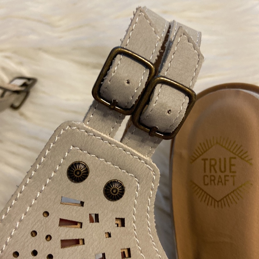 True Craft light gray Heels with Laser-Cut Design BNWOT size 9.5 see all photos - Picture 6 of 12
